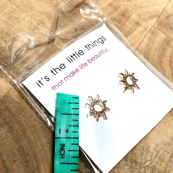 ⭐️ 5 for $25 Good Vibes Only Sun Gold Tone Earrings - Picture 4 of 4